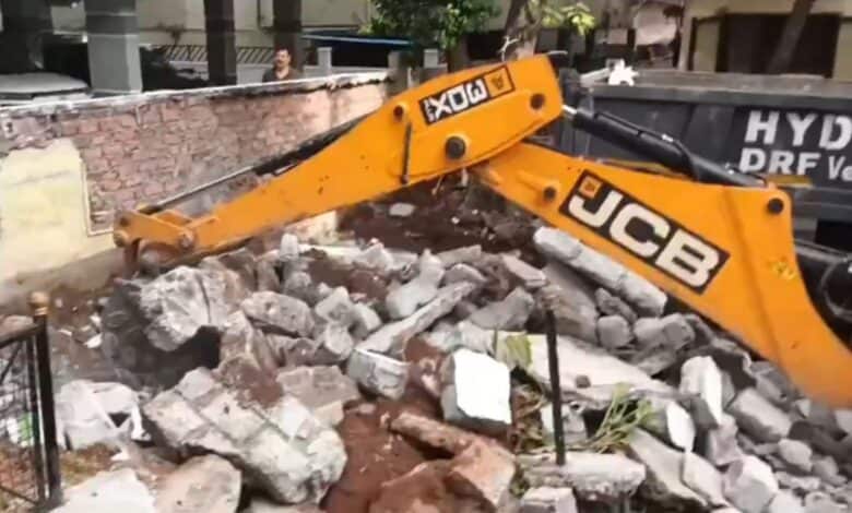 HYDRAA demolishes wall obstructing traffic in Habsiguda