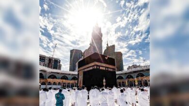 Worshippers stand in prayer around the Holy Kaaba at Makkah’s Grand Mosque during the solar zenith, as the midday sun shines directly overhead, casting no shadow and illuminating the scene with radiant sunlight.