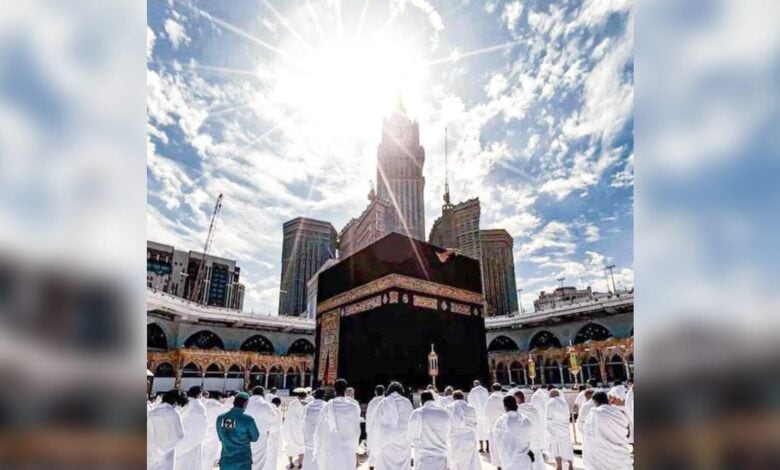 Worshippers stand in prayer around the Holy Kaaba at Makkah’s Grand Mosque during the solar zenith, as the midday sun shines directly overhead, casting no shadow and illuminating the scene with radiant sunlight.