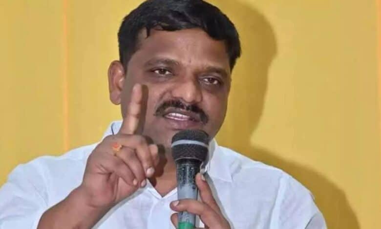 Congress MLC Teenmaar Mallanna appears before the SIT probing the phone tapping case as a witness/victim on Thursday. July 17, 2025.