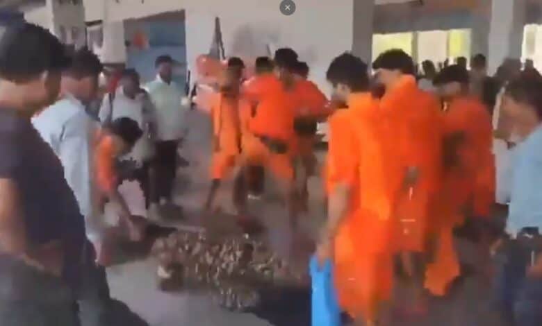 Kanwar yatra pilgrims assaulting a CRPF jawan in Mirzapur railway station
