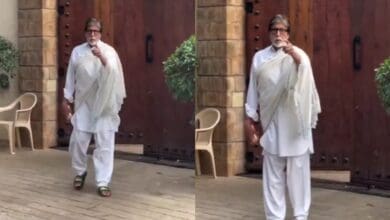 Amitabh Bachchan outside his home Jalsa