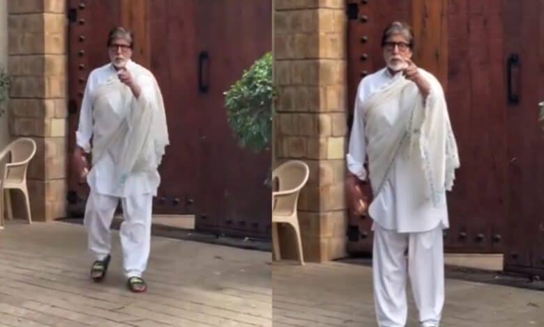 Amitabh Bachchan outside his home Jalsa