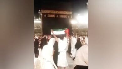 The image of Egyptian pilgrim raises Palestinian flag in front of the Kaaba at Makkah’s Grand Mosque.