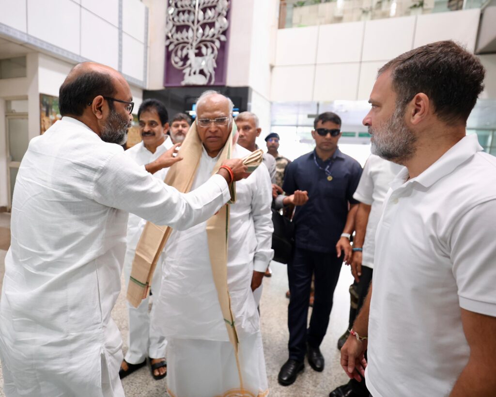 Rahul Gandhi, Kharge reach Odisha