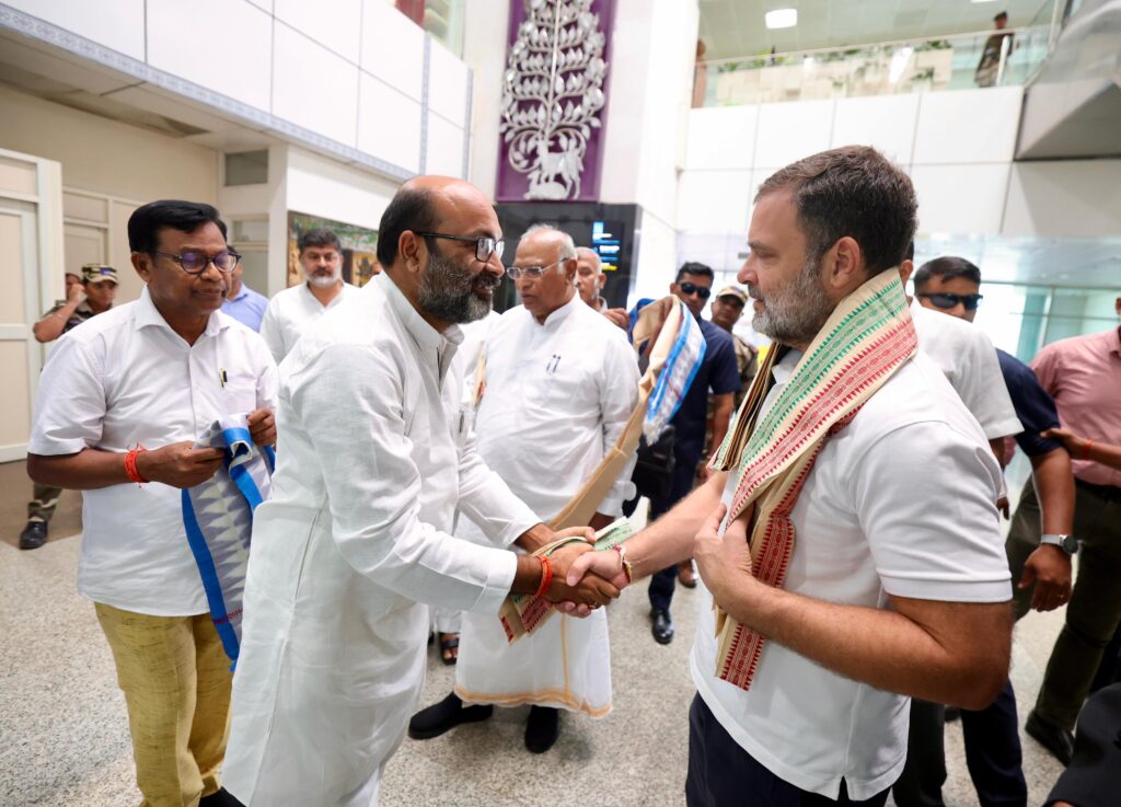 Rahul Gandhi, Kharge reach Odisha