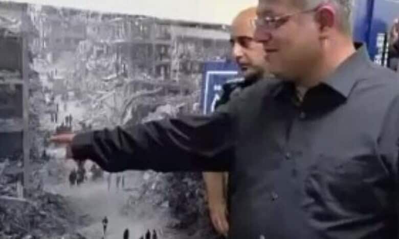 Israeli National Security Minister Itamar Ben-Gvir points at a large photo of Gaza destruction displayed for Palestinian prisoners, August 20.