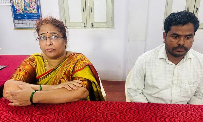 Amangal mandal tahsildar, Chintakindi Lalitha (right) and surveyor, Kota Ravi (left) were caught by the Telangana ACB for demanding bribe