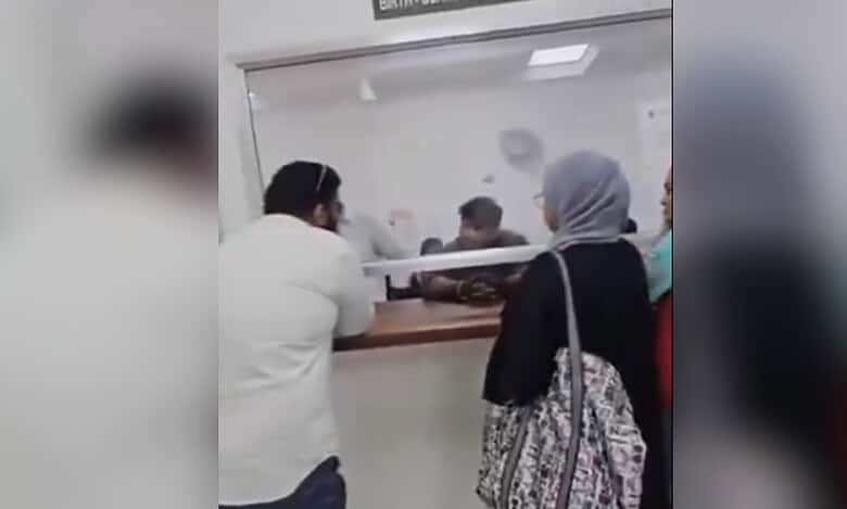 A bystander defends a Muslim woman after she was asked by the corporation official to converse in Marathi