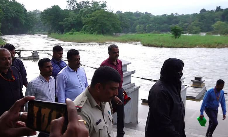 Karnataka police with former Dalit sanitation worker-turned-whistleblower (covered in black clothes)