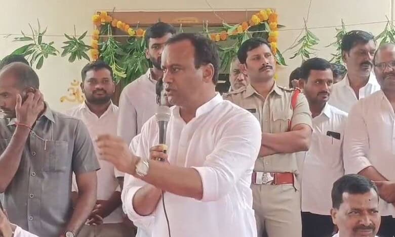 Komatireddy Rajgopalreddy adresses a gathering in Munugode