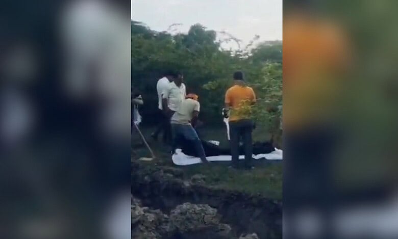 Hindus bury a Muslim woman in Uttar Pradesh