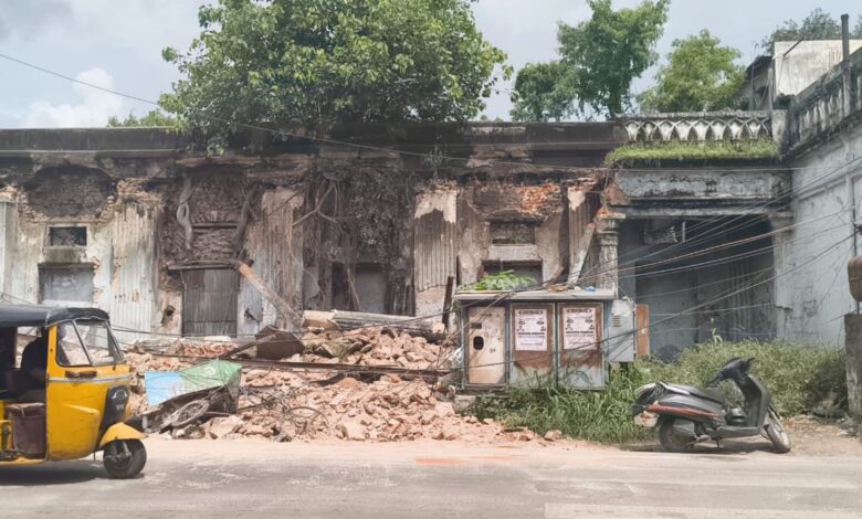 The collapsed portion of the old municipal office located at Hyderabad's Darulshifa area