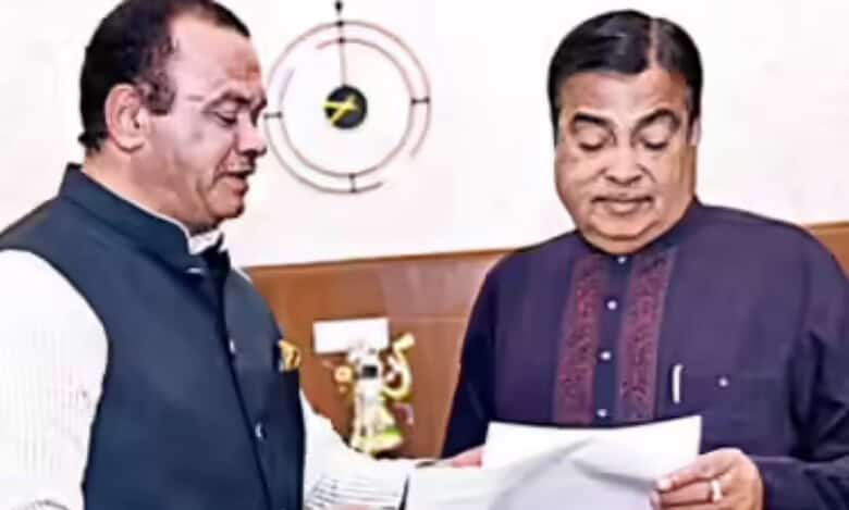Telangana roads and buildings minister Komatireddy Venkat Reddy meets Union minister for highways and road transport Nitin Gadkari to discuss proposals for national highway projects in the state.