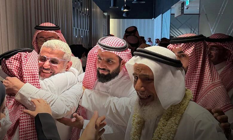 A group of men in traditional Saudi attire joyfully welcoming Homaidan bin Ali Al-Turki back home after his release from prison in the US.