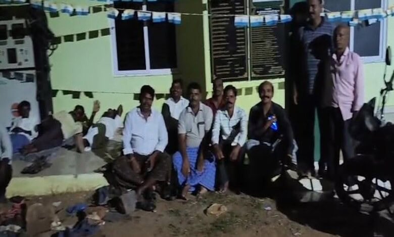 Amid urea shortage in Telangana, Farmers in Karimnagar wait for a shop to open