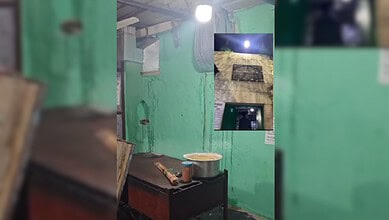 Image of the tiffin centre in the mosque in Hyderabad at Begum Bazar Chatri