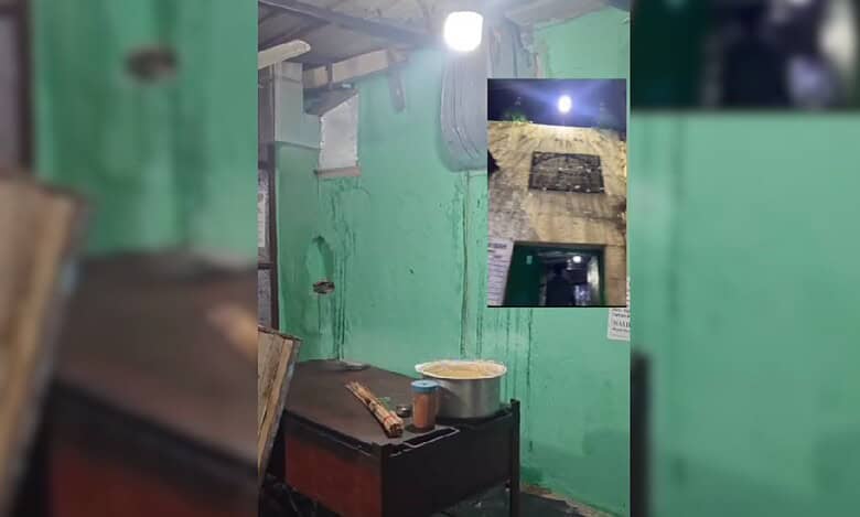 Image of the tiffin centre in the mosque in Hyderabad at Begum Bazar Chatri