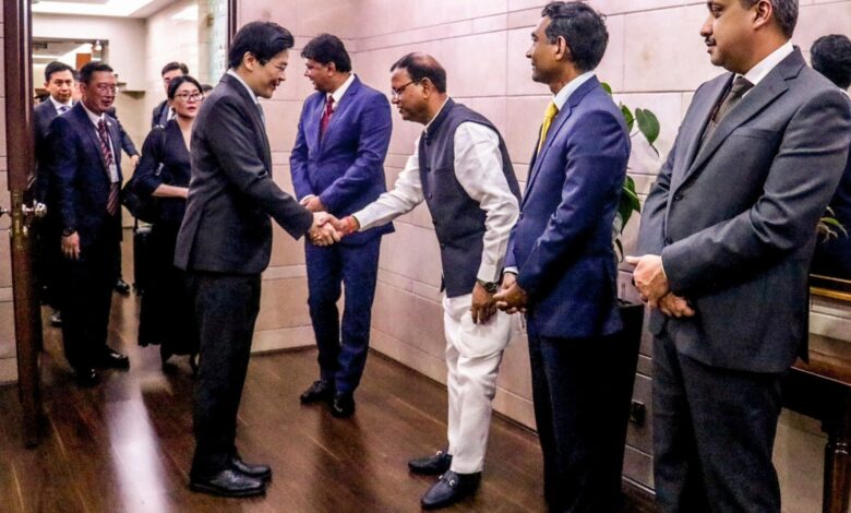 Singapore Prime Minister arrives in Delhi