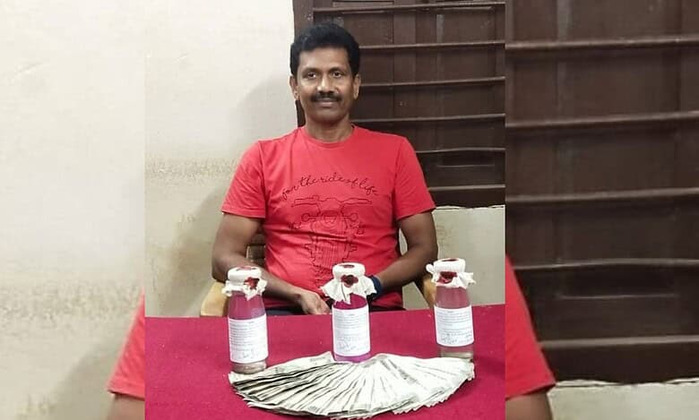 Official caught accepting Rs 50000 bribe (Photo: X/Telangana ACB)