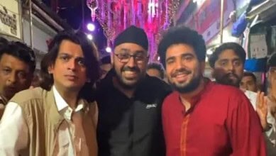 Comedian Sama Raina is seen with Shiv Sena leader Rahool Kanal who vandalised the Habitat studio in Mumbai