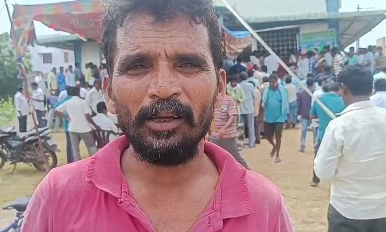Farmer interacts with Media in Mahabubabd
