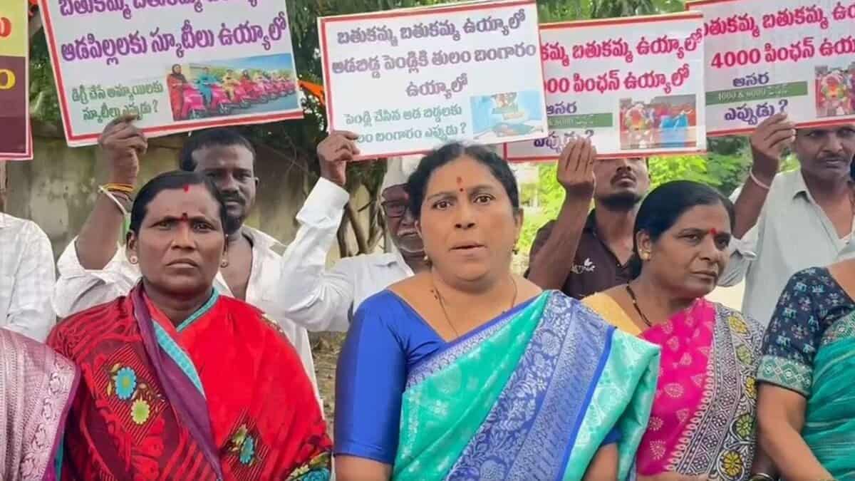 Women in Adilabad protest over the non-implementation of six guarantees