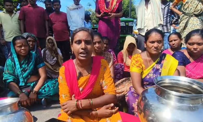 Women protest in Asifabad over water scarcity in Telangana