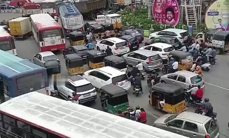 Huge traffic at Hyderabad-Vijayawada national highway