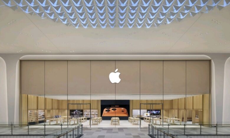 Front view of Apple’s new retail store at Al Jimi Mall in Al Ain, UAE, with modern glass façade and illuminated Apple logo.