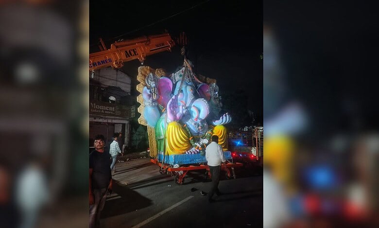 Biker dies after Ganesh idol causes streetlight to fall on him in Nacharam