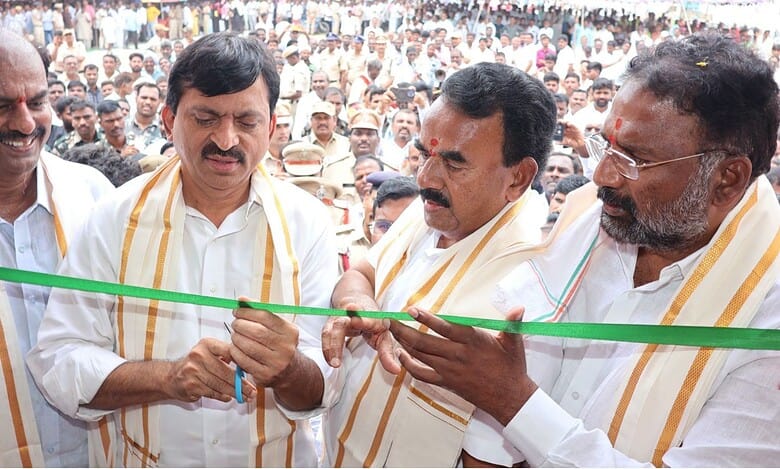 Minister Ponguleti Srinivas Reddy inaugurates Indiramma houses in Gadwal