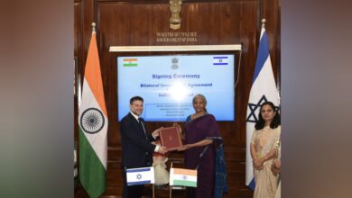 Indian Finance Minister Nirmala Sitharaman and Israeli Finance Minister Bezalel Smotrich exchange documents.