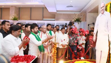 Image of Telangana deputy CM Mallu Bhatti Vikramarka paying tributes to YSR in Hyderabad.