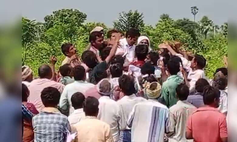 Farmers pile up on Agro center owner for urea tokens in Mahabubabad