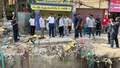 HYDRAA commissioner inspects desilting works at Ameerpet