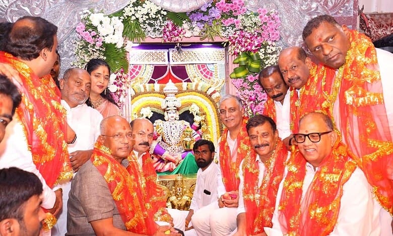 Harish Rao offers prayers at Bhagyalakshmi Temple in Hyderabad