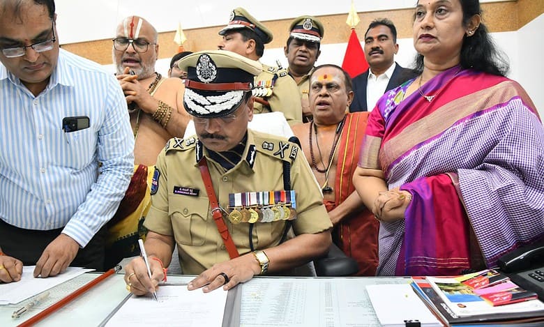 IPS officer Shivadhar Reddy takes charge as Telangana DGP