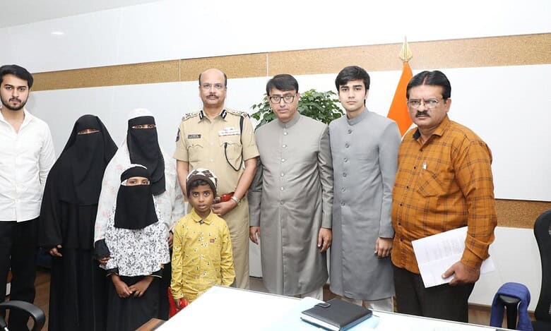 Rowdy sheeter Riyaz family with Telangana DGP Shivadhar Reddy