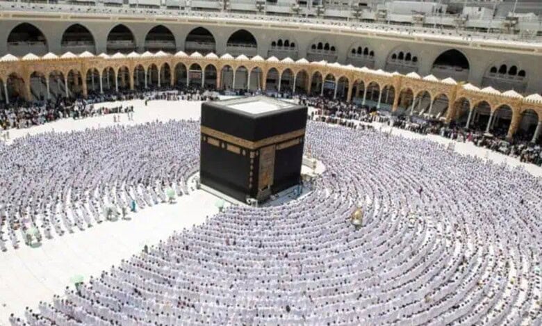 Pilgrims perform Umrah in Makkah