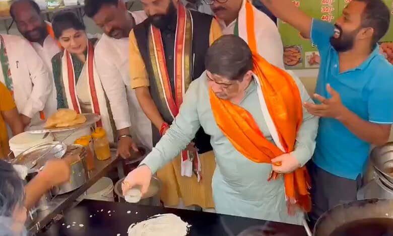 Telangana ministers Ponnam Prabhakar and N Uttam Kumar Reddy make dosas