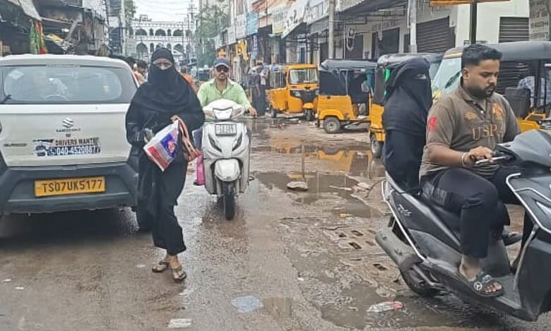 Visitors and locals of Yousufain Dargah suffer due to sewage overflowing from manholes on the streets near the Dargah for the past 8 days.