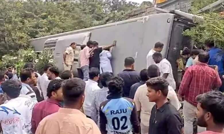 Bus overturns at Pedda Amberpet ORR