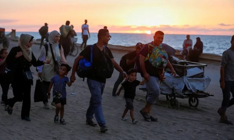 Gaza ceasefire: Thousands of Palestinians return to what's left of their homes