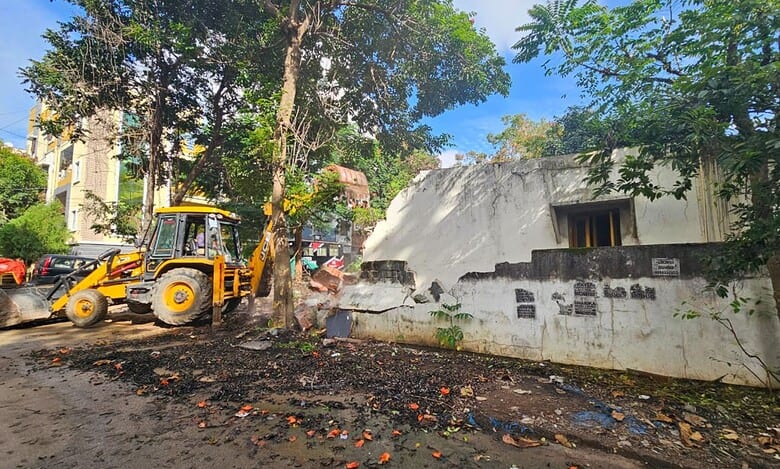 HYDRAA removing encroachments in Kondapur
