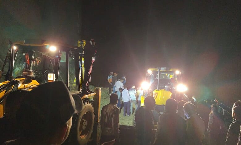 _landslide hits bus in HP