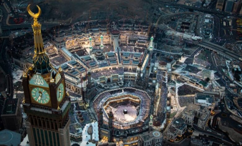 Aerial view of the Grand Mosque in Makkah, Saudi Arabia, filled with pilgrims around the Kaaba during prayer.