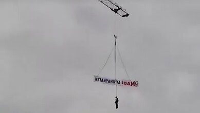 A crane in Turkey displaying an effigy of Israeli Prime Minister Benjamin Netanyahu with a banner reading “Netanyahu’ya İdam,” meaning “Death penalty for Netanyahu.”