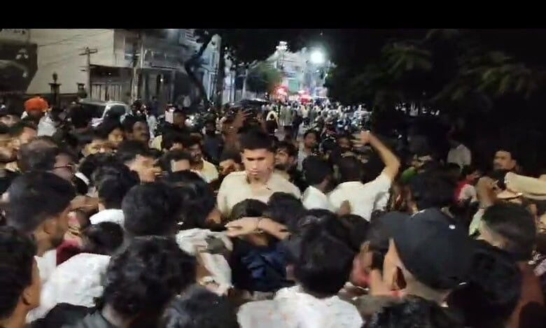 Image of a mob gathering in Akbarbagh, Hyderabad after a Durga idol was desecrated.