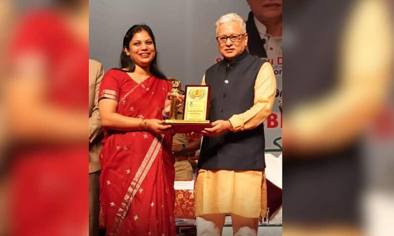 Telangana Governor Vishnu Dev Varma awards Karimnagar Collector Pamela Sathpathy for swift disposal of RTI pleas